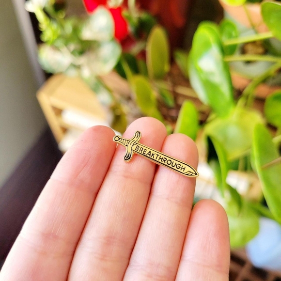 Vintage Gold Breakthrough Sword Brooch Pin - Picture 2 of 6